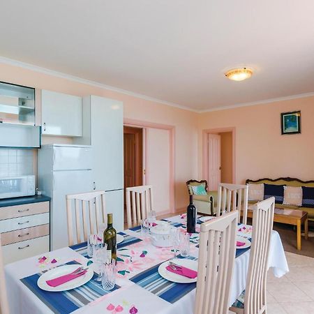 3 Bedroom Beautiful Apartment In 오라사크 외부 사진