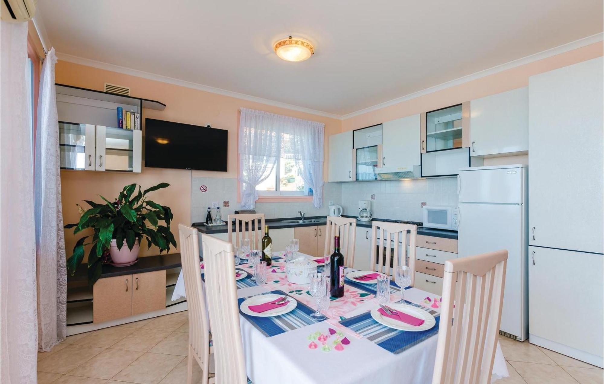 3 Bedroom Beautiful Apartment In 오라사크 외부 사진