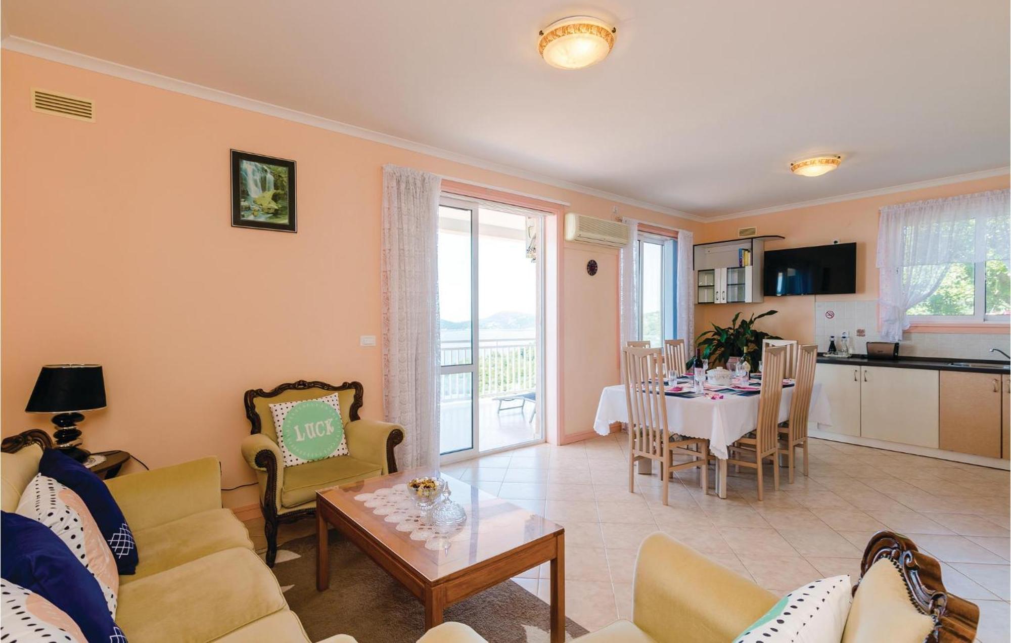 3 Bedroom Beautiful Apartment In 오라사크 외부 사진
